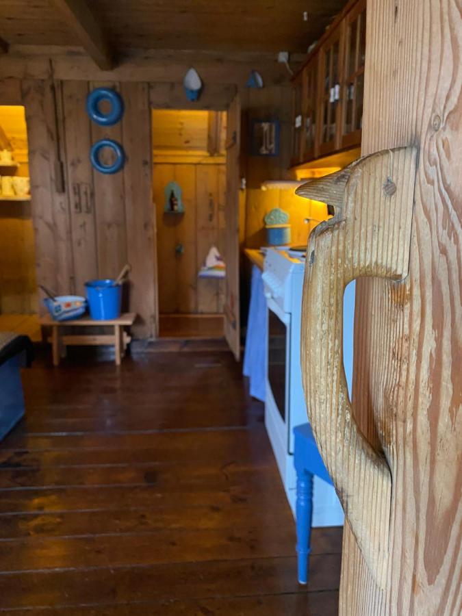 Charming And Authentic Heritage Retreat In Kvivik - Right Next To The River Exterior foto
